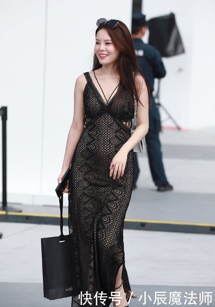  [美女]美女街拍靓丽可爱的小姐姐，抹胸短裙的穿搭，性感十足