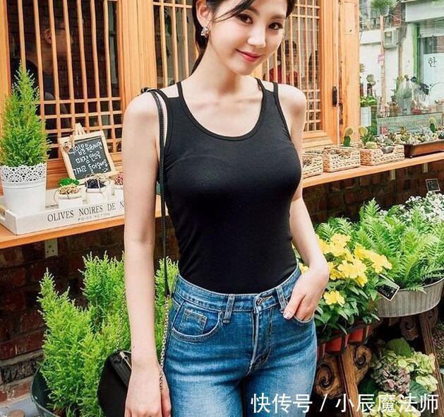 展露|小姐姐穿搭紧身牛仔裤,展露傲人小蛮腰,营造女性独特的魅力!