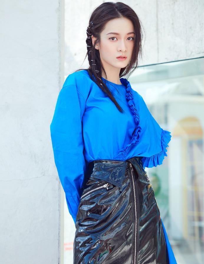 张雪迎也爱上“垫肩”，未修图双腿像柯基，怎么就敢说杨紫丑了?