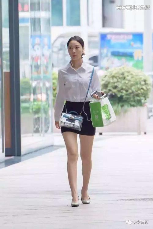 街拍：粉色薄纱长裙小姐姐， 夏天清风吹过，非常惬意的美!