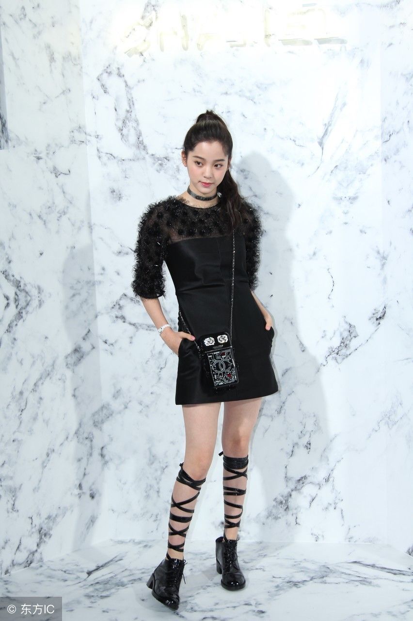 有一种高跟鞋叫欧阳娜娜的鞋，不仅另类，而且你一双也不能穿