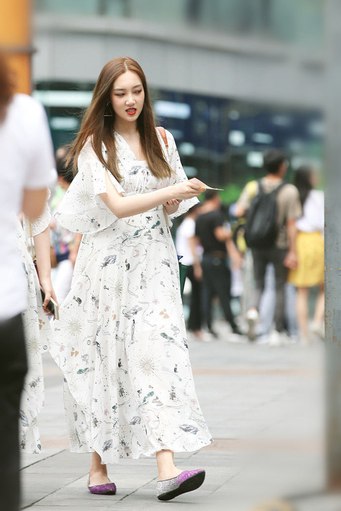 重庆街拍，一身优雅的穿搭，穿出女人优雅的味道