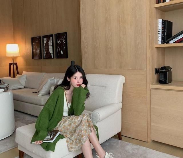  [俏丽]路人街拍，姑娘魅力十足，穿粉色阔腿裤，更显青春俏丽