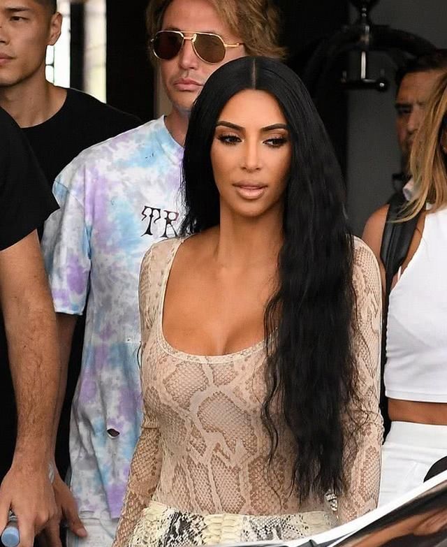 金卡戴珊在迈阿密度假，“蛇皮”套装引人注目，女儿喜欢中国风