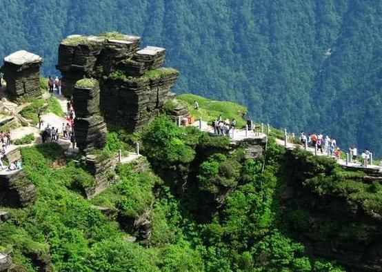 贵州第一山，山顶上的一个神奇寺庙和一块神奇的石头，真是绝了