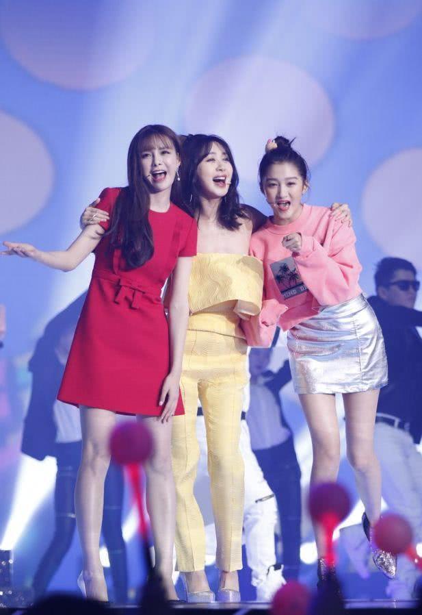 当女星关晓彤沈梦辰和李菲儿同台,都是长腿女神,她更是被称为: