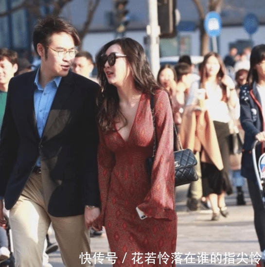 「大哥」大哥每次带嫂子出门,一定让她穿上“大红色”,显得格外耀眼!