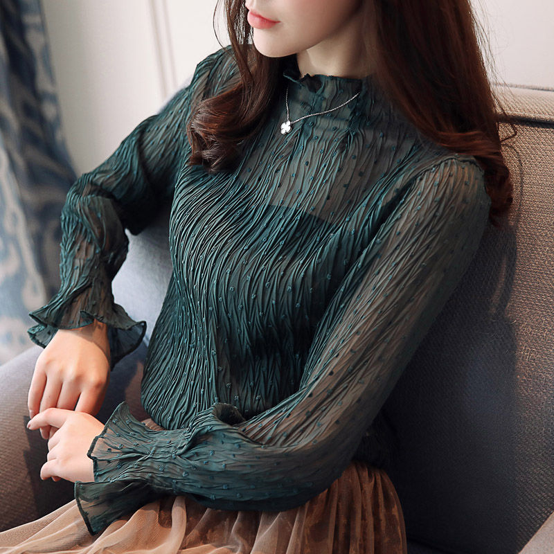 老妈51岁一点也不显老，穿这种秋衫配小脚裤，优雅显嫩特迷人