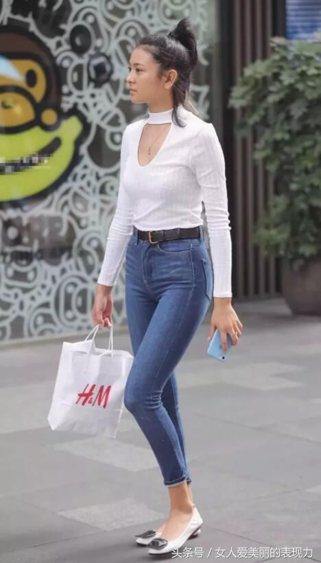 紧身牛仔裤搭配紧身衣，玲珑有致的身材会让你非常的喜欢