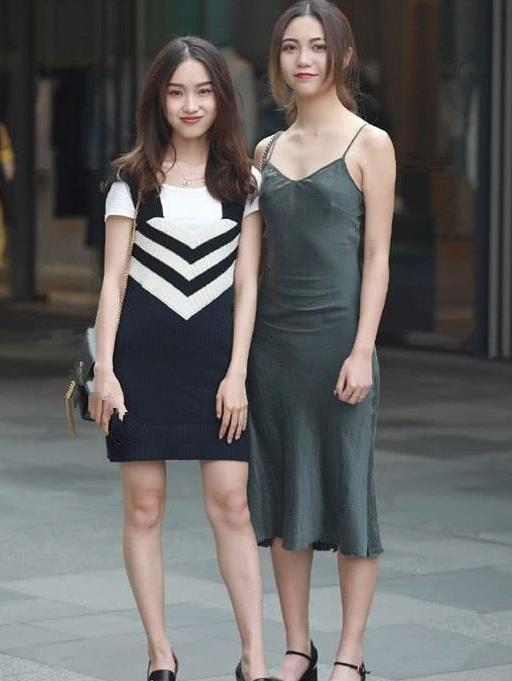  「美女」街拍美女：时髦靓丽的牛仔裙，身材曼妙，尽显小姐姐柔美气息！
