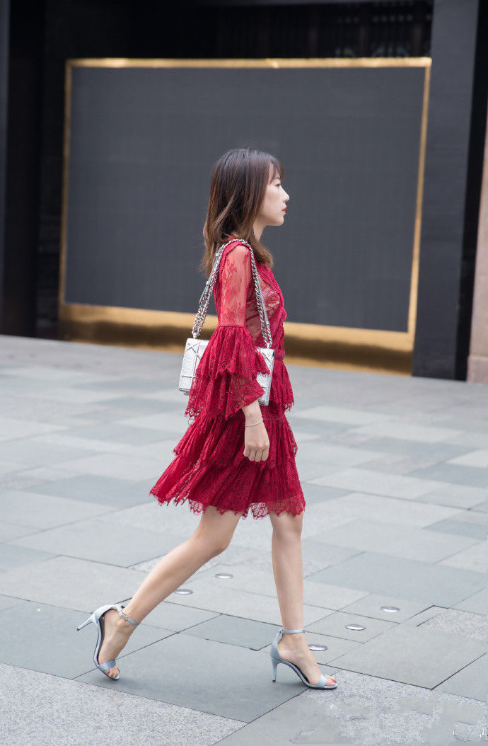 街拍路人,夏季街头丽人的穿搭风格,每个都透露出独特的时尚气息