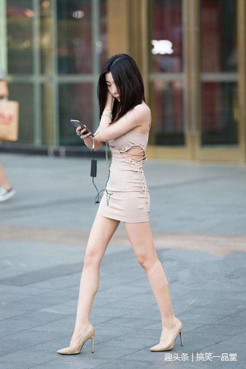 路人街拍：穿黑色吊带仙女裙的小姐姐，秀出美丽香肩十分养眼