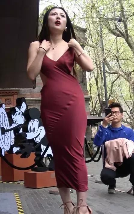 长款连衣包臀裙搭配咖色高跟鞋，豪放不羁霸气十足