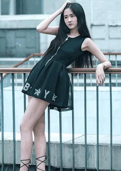 女人喜欢穿这3种“高跟鞋”逛街，难怪你人不胖，小腿却很粗！