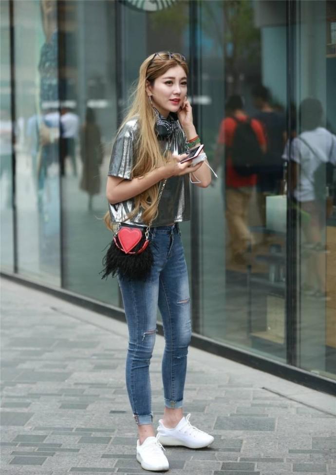 路人街拍,小姐姐的上衣非常的亮眼,紧身牛仔裤塑造好身材