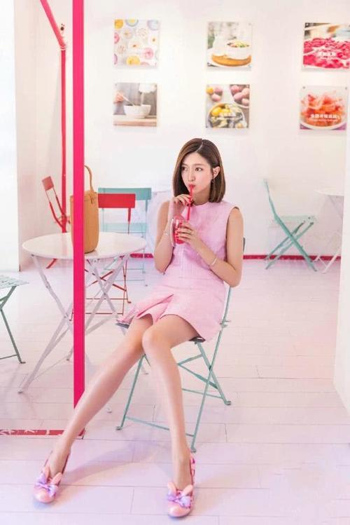 江疏影又惊艳了!穿连衣开叉裙显高贵,就连女人味都显现了出来!