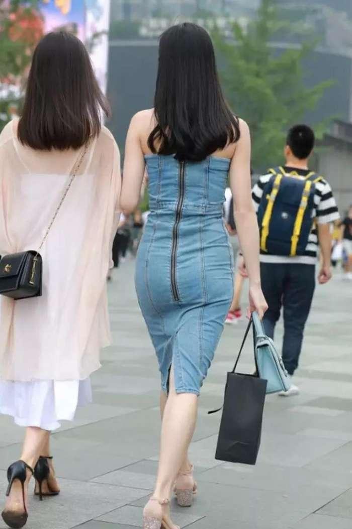 街拍：空姐小姐姐身材和相貌都很好看，很有都市成熟女人的味道！