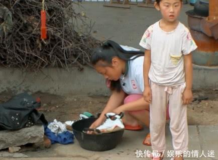 《变形计》农村妹妹帮富家女刷鞋，富家女满脸心疼，原来是AJ