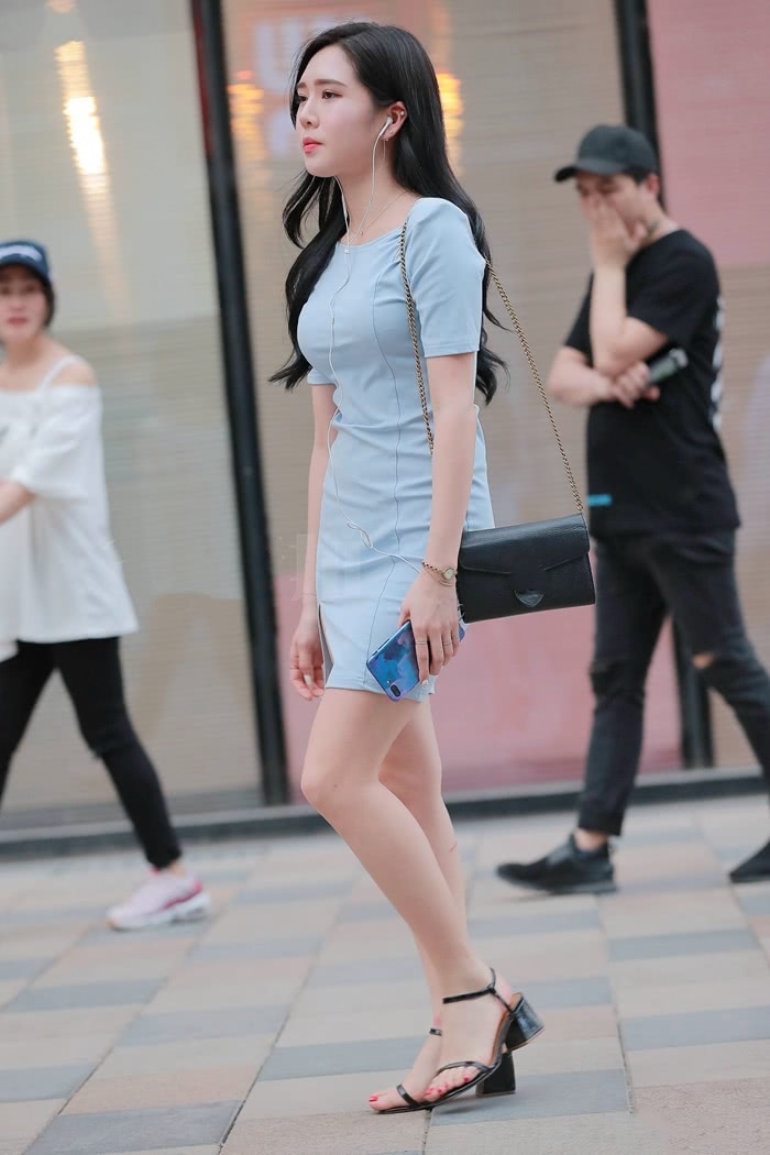 包臀裙清爽又简约，女生穿得真合身，显得身材窈窕更抢眼！