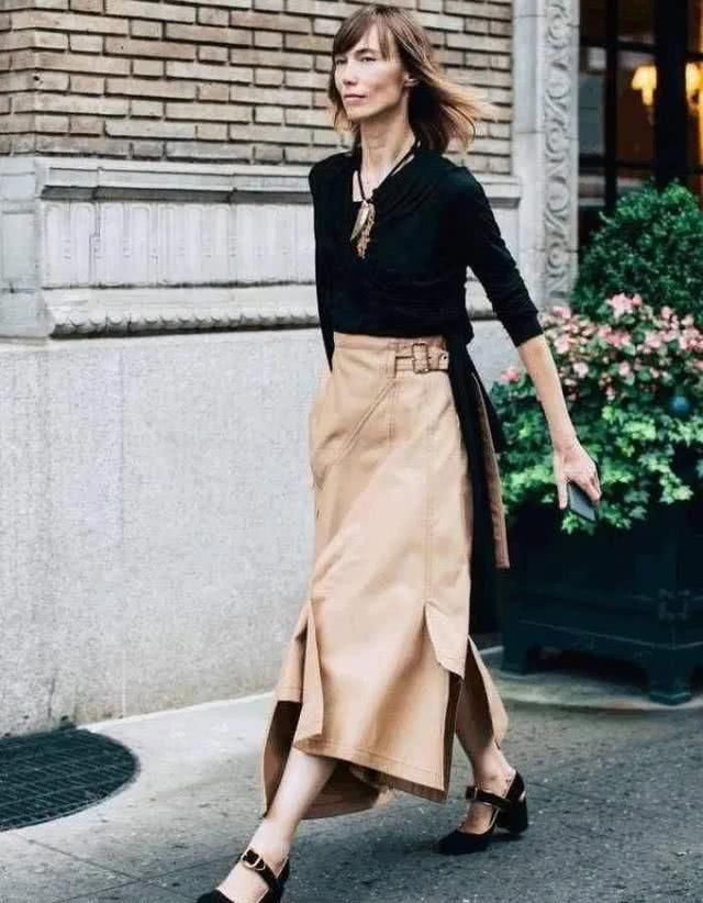  【适合】高跟鞋不美了，今年流行这些鞋，不闷不勒，特适合“脚大”的女人