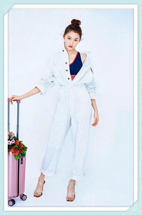 关晓彤胆真大!穿包臀裙半蹲秀身材，网友:简直就是大写的S!