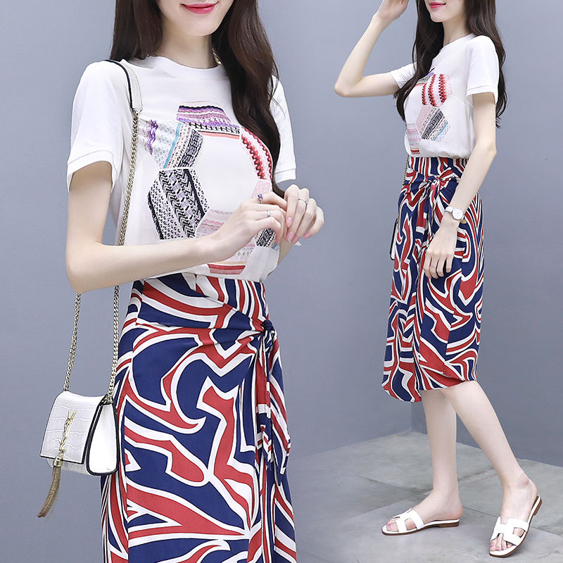 入秋穿套装不如穿连衣裙，一款好的连衣裙，更好的展现你的女人味