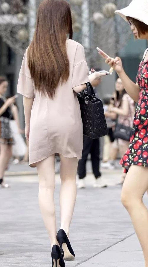 长发小姐姐淡粉色连衣短裙，走路摇摆姿态显出不羁的韵味