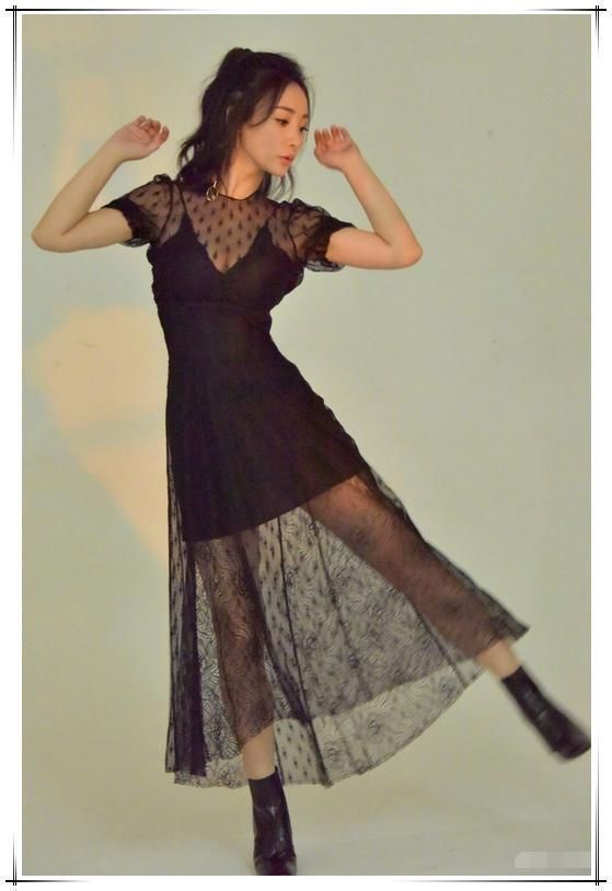 柳岩穿衣终于不暴露了，一袭斜肩长裙优雅到你不敢认!