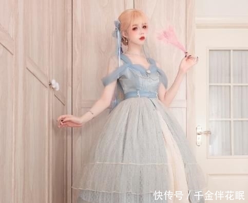  lo@lo娘才16岁，双腿竟自带“丝袜特效”，穿出面粉腿让人心动