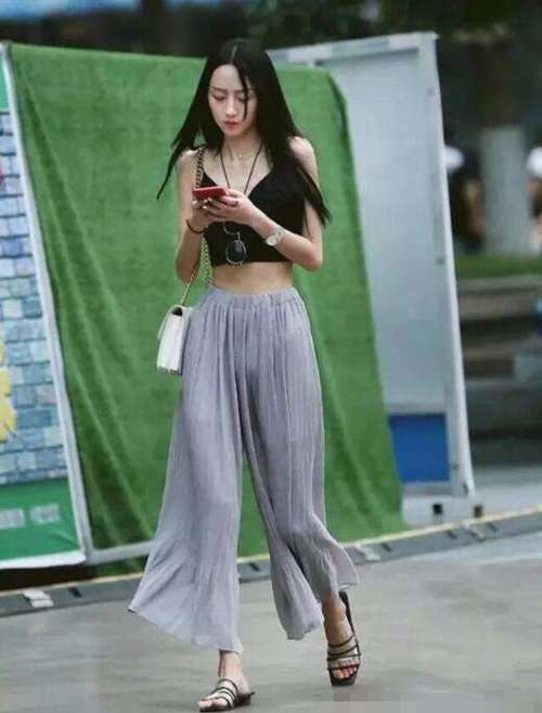 打底裤高调的造型,不仅塑造出女人的甜美,更塑造出出女性的气质