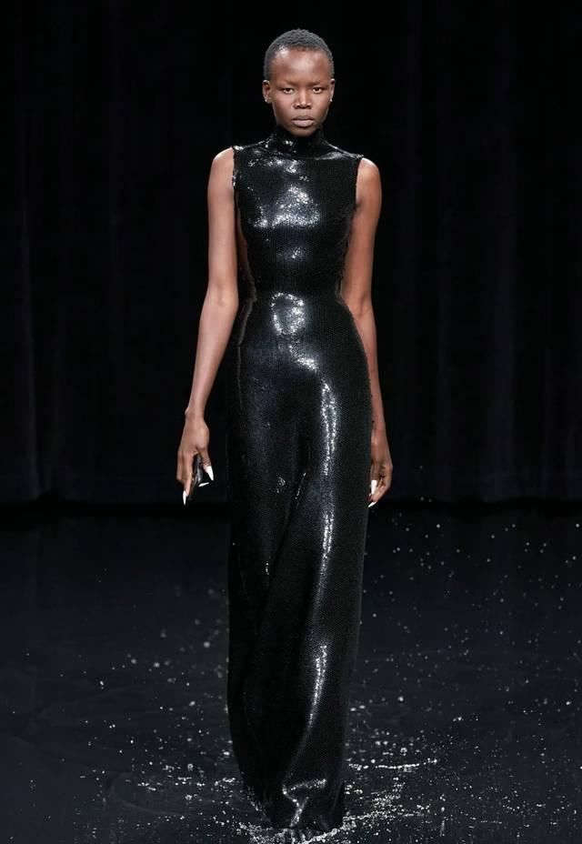  「水上」“黑色”包裹的灵魂?：巴黎世家Balenciaga的水上发布会