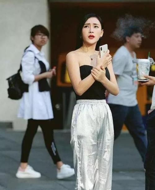 #气质#养眼女神街拍:姿色天然的美女,一条白色的一字肩连衣裙,时尚女神气质美