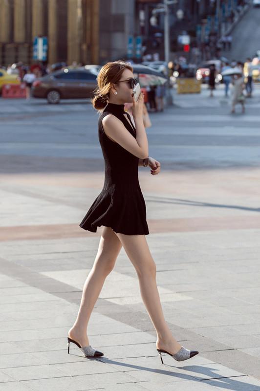 街拍女孩：高贵漂亮皮肤柔嫩，身材均匀有致！