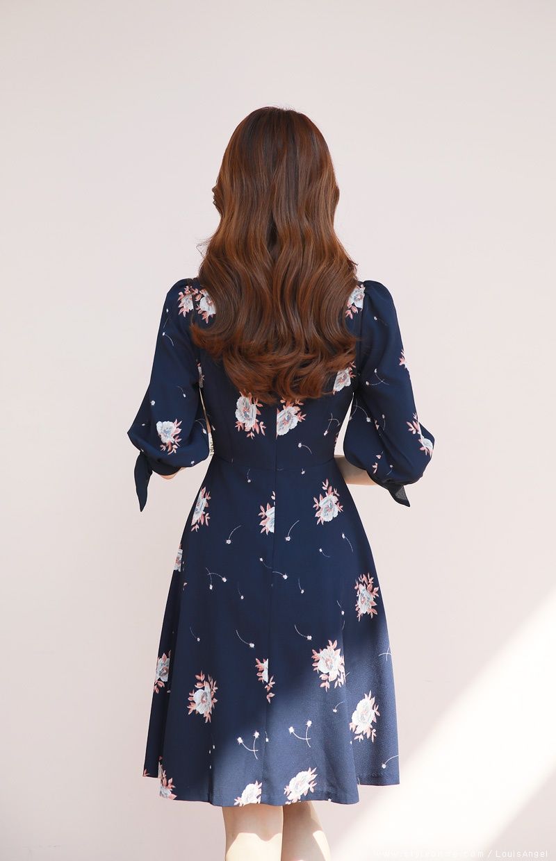 优雅迷人气质美女，长腿高跟鞋！