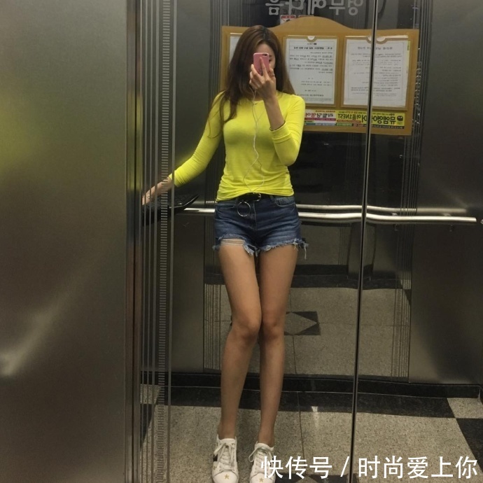 街拍:小姐姐牛仔裤演绎“大长腿”,弥漫都市女郎才有的味道