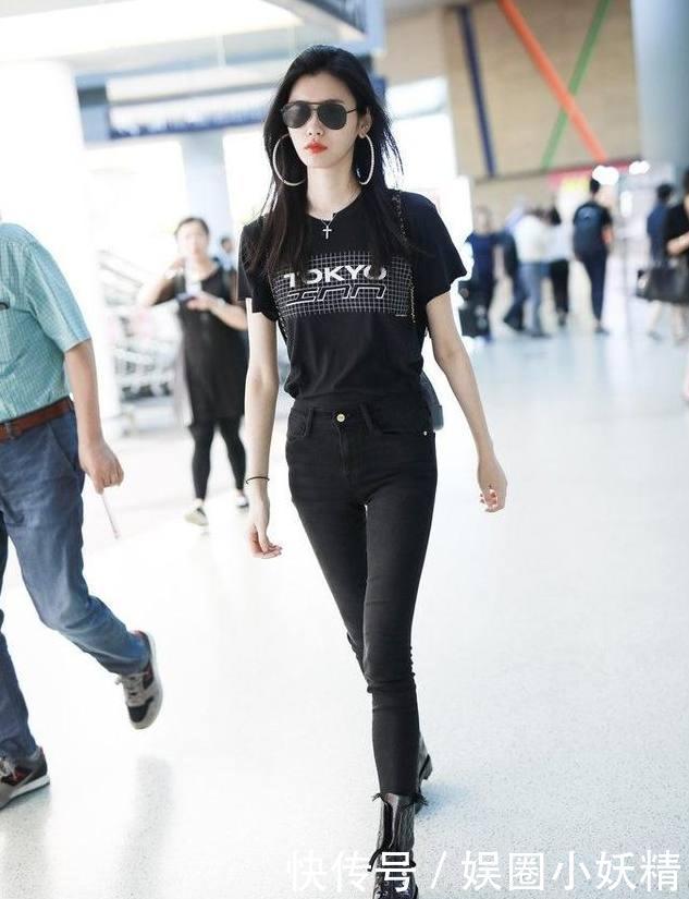 奚梦瑶机场大秀美背，穿着一贯大胆，网友：这么穿就不怕掉下来！