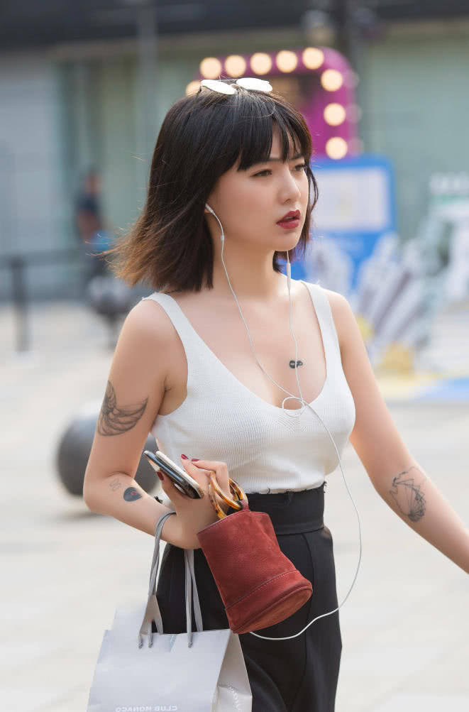 清纯小姐姐有个不平凡的心，大胆的低胸装，让生活更加的多姿多彩