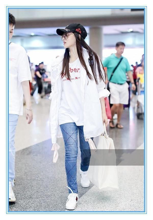 没有董洁的腿真别穿紧身牛仔裤,像伊能静这样撑不起来就尴尬了!