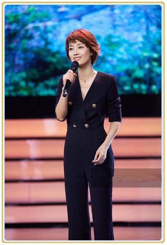 本以为马伊琍穿西装帅炸了，但看到贾静雯这效果，我顿时沉默了！