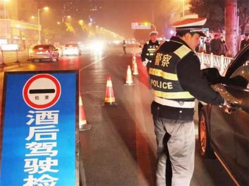  试试@女子酒驾被抓：我老公是交警，动我一下试试！交警：快拘了我老婆！