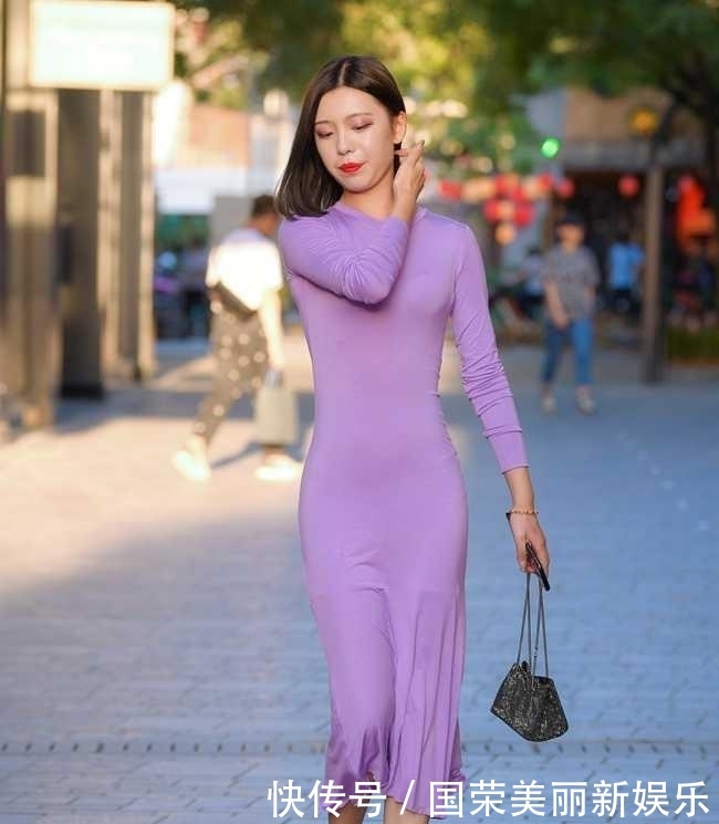「成熟的女」美女一件连衣裙,硬是穿出了紧身衣的效果!