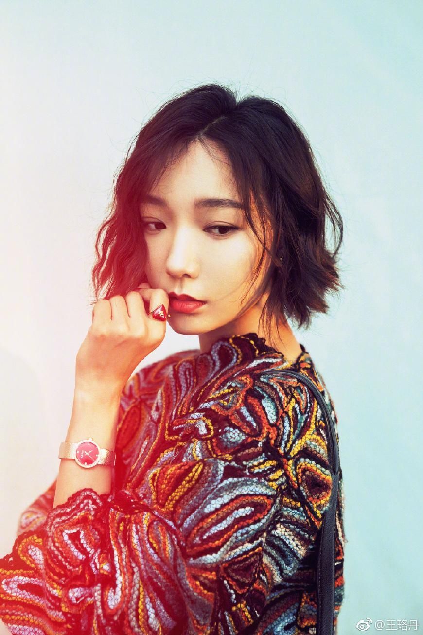 34岁王珞丹只是烫了个发型，一下子就回归颜值巅峰，说整容了都信