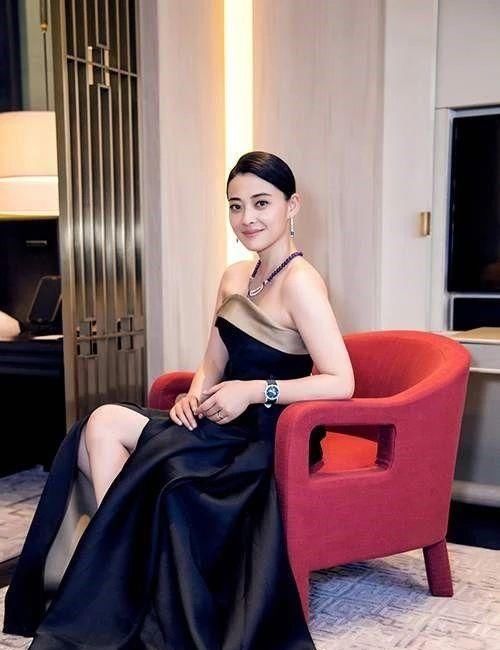 『 梅婷』后背还直露到腰,梅婷这是越老越奔放?“胸衣外穿”不够