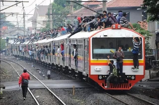 印度火车又开挂了？看到它拉的东西，我无话可说