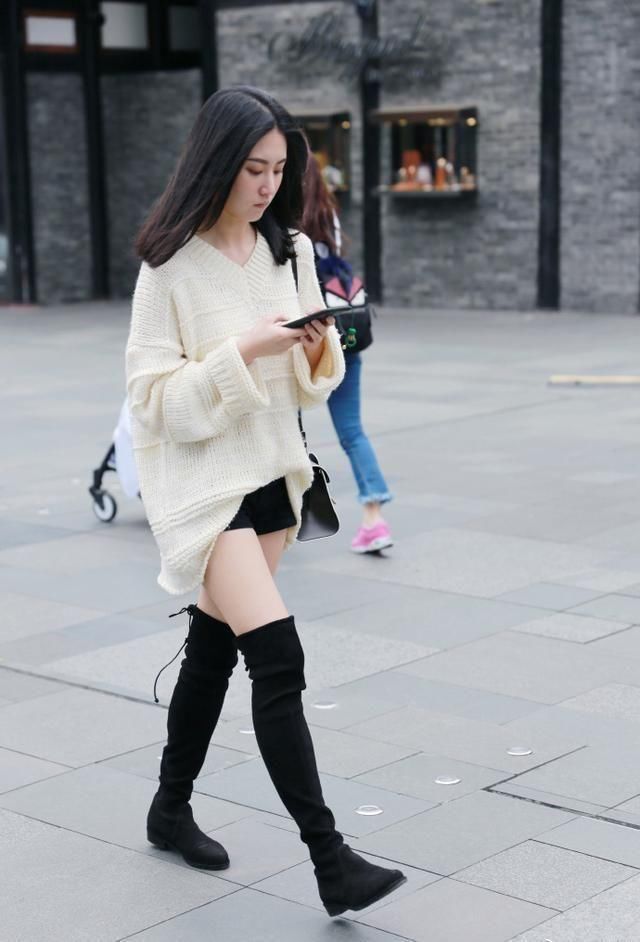 丰腴又窈窕的打底裤小姐姐，十分清新动人，S形曲线特别吸睛！