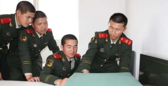 我军被子叠“豆腐块”，美军叠成45度角，印度军队叠成啥样？