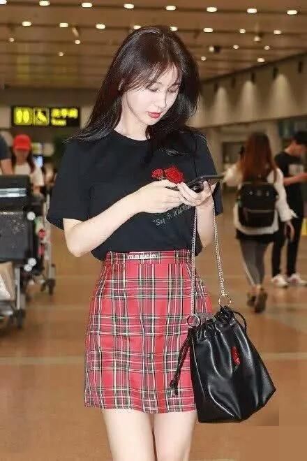 同穿学生裙的柳岩李菲儿差距大，可都不要和林志玲比吧！