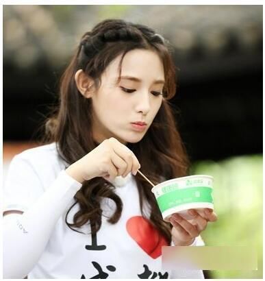 10款头顶头发少的女生适合的扎头发发型!