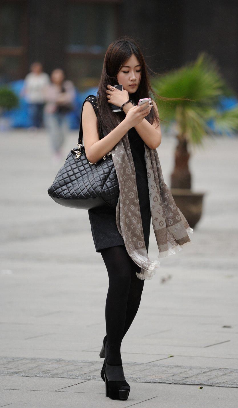 泰达广场街拍:大长细腿黑丝美女，美貌如花，身材高挑