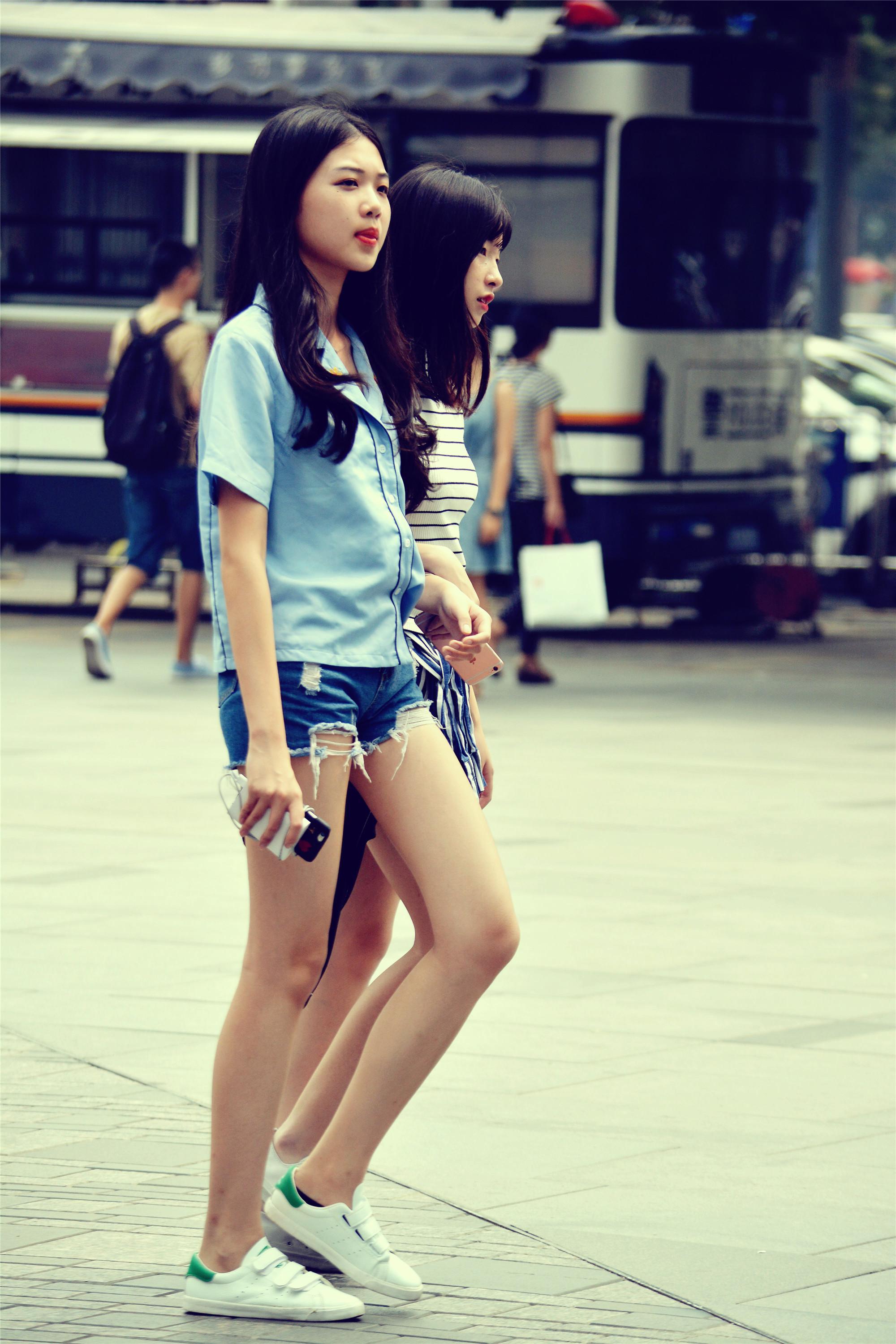 路人街拍：小姐姐不仅人长得甜美，腿还特别的长